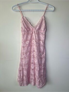 Le Vie en Rose Women’s Small Coquette Lace Pink Butterfly Slip Adjustable Straps